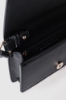 Mini shoulder strap con logo in metallo e logo catena su tracolla • Nero