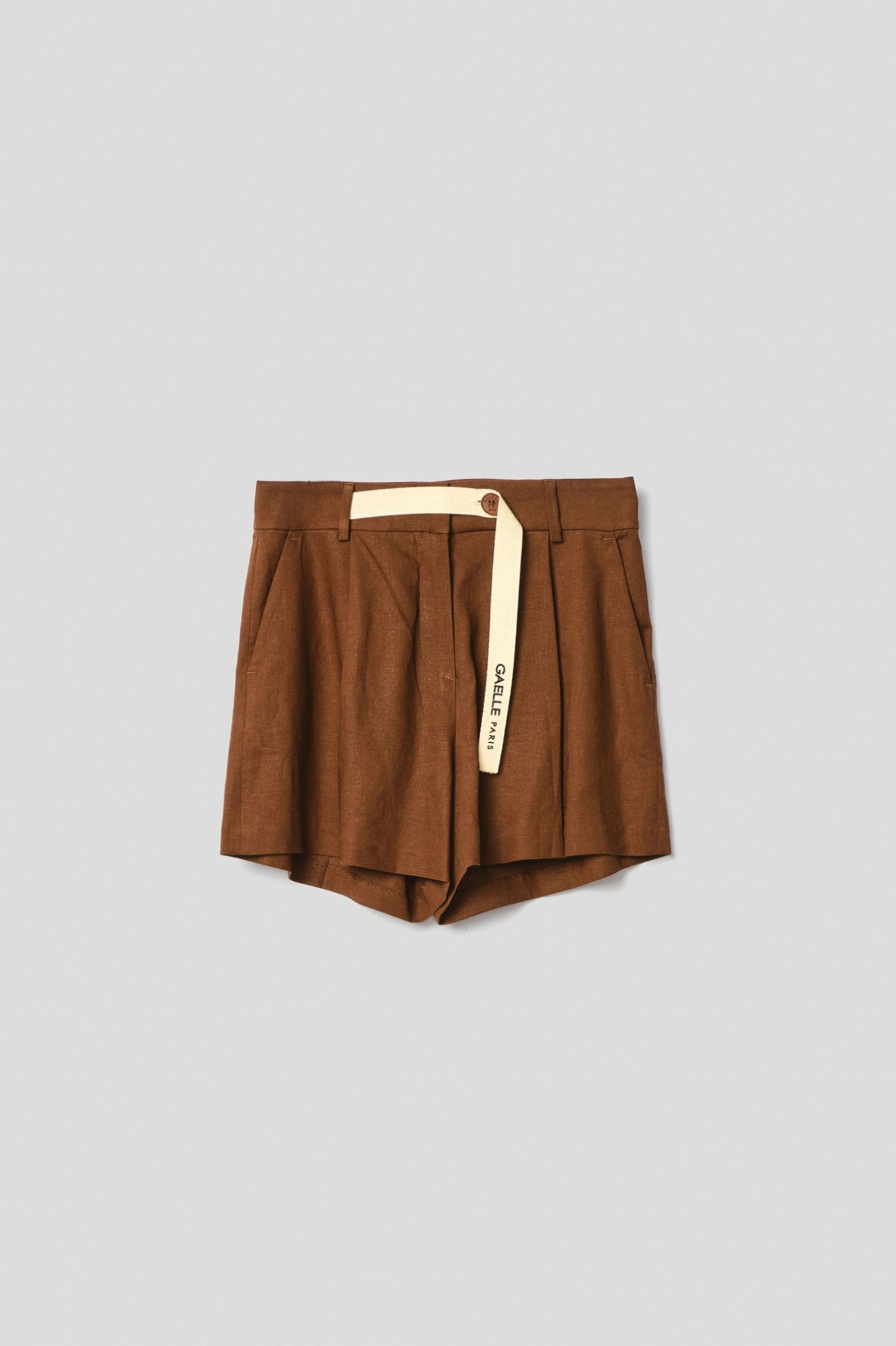 Picture of Linen blend shorts with pleats and side pockets, logo plate on strap • Coconut brown