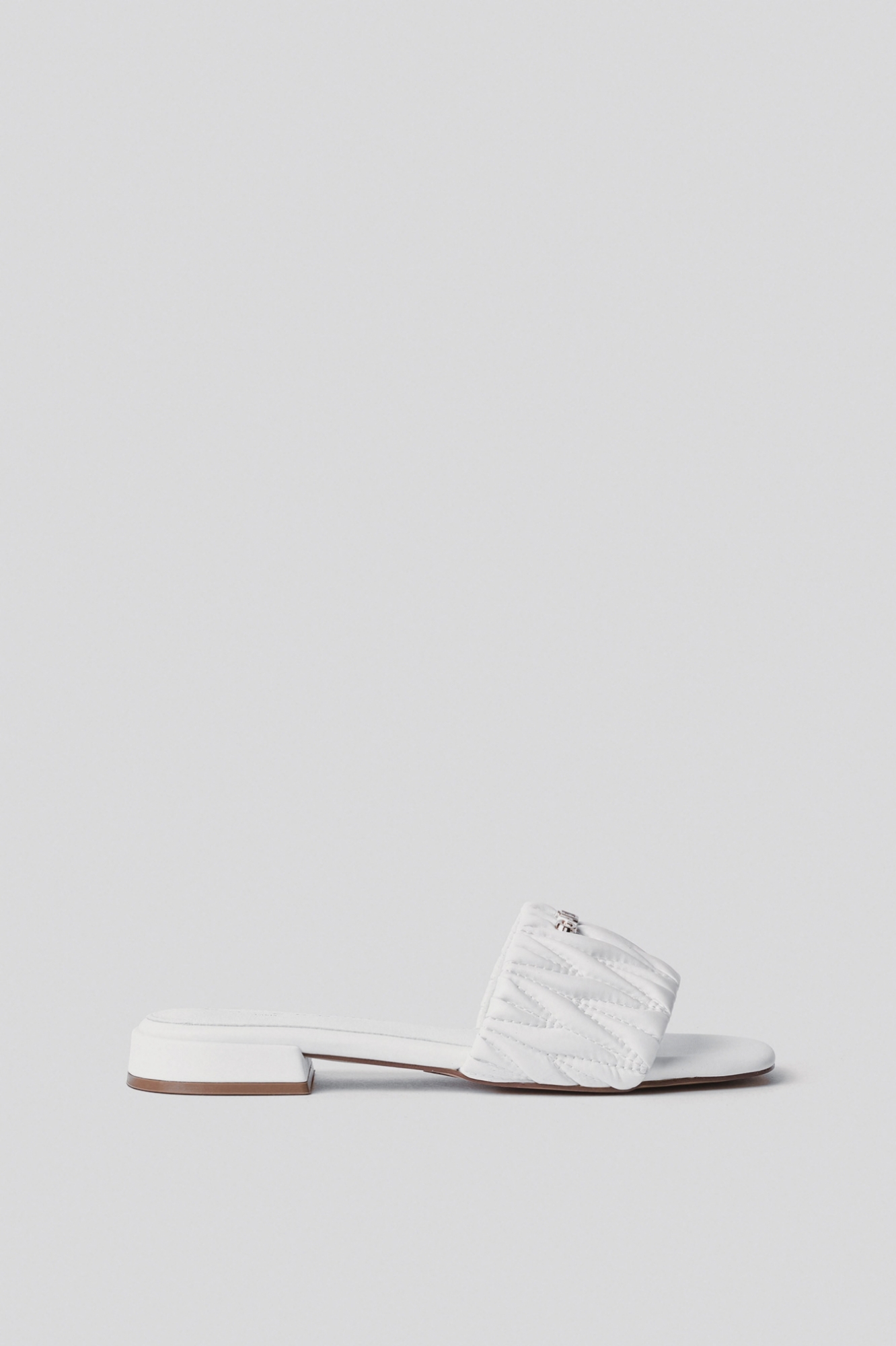 Sandalo in matelasse' con placchetta logo • Bianco