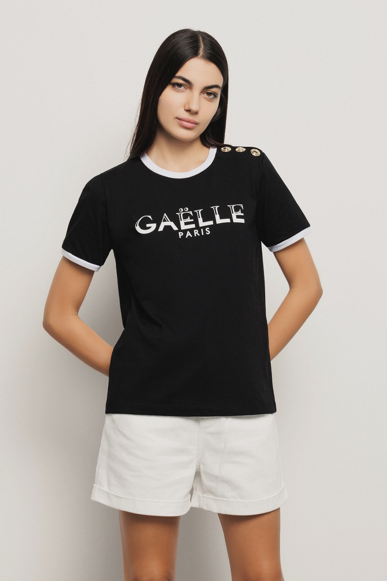 T-shirt paricollo con stampa logo e bottoni logati oro • Nero