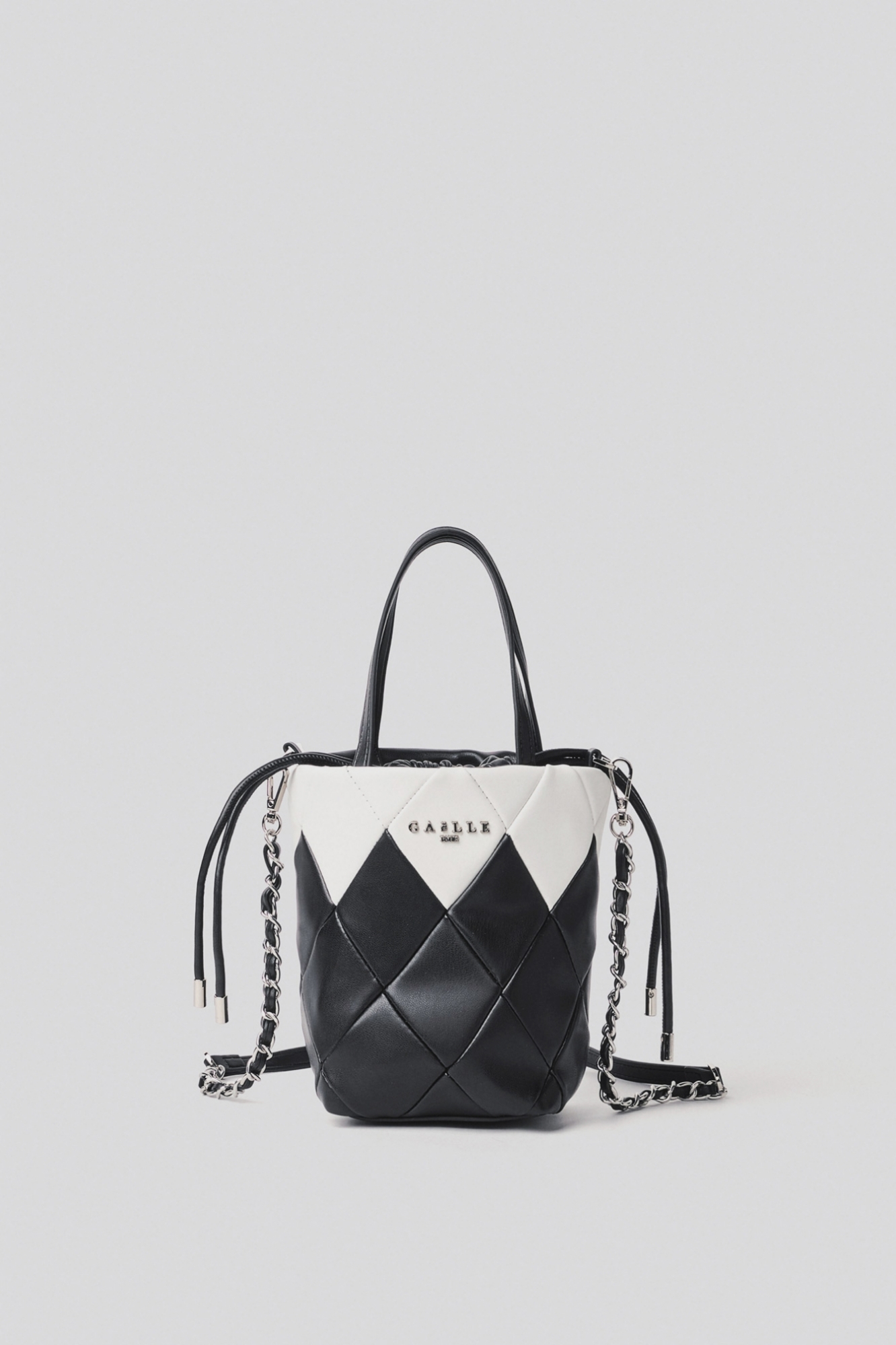Mini bucket bag matelasse' a rombi e logo in metallo • Nero bianco