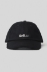 Cappello con visiera sfrangiata e logo in metallo • Nero
