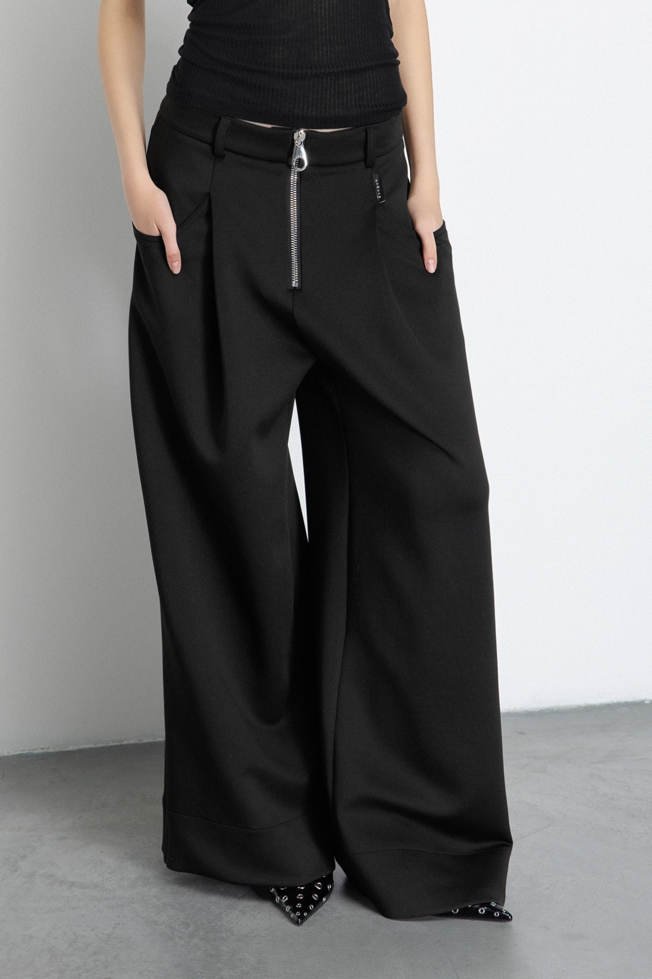 Pantalone Largo Con Chiusura Frontale • Nero