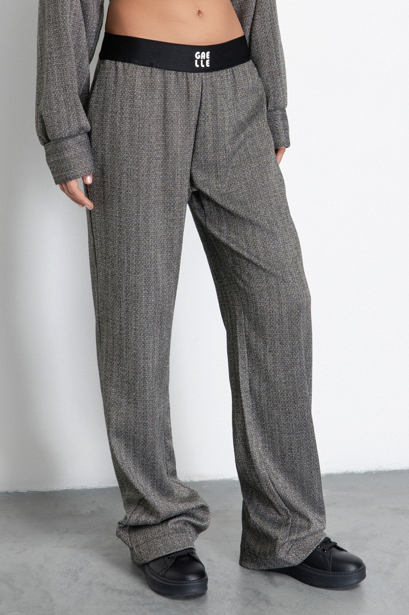 Pantalone Dritto Con Pieghe Con Elastico • Nero