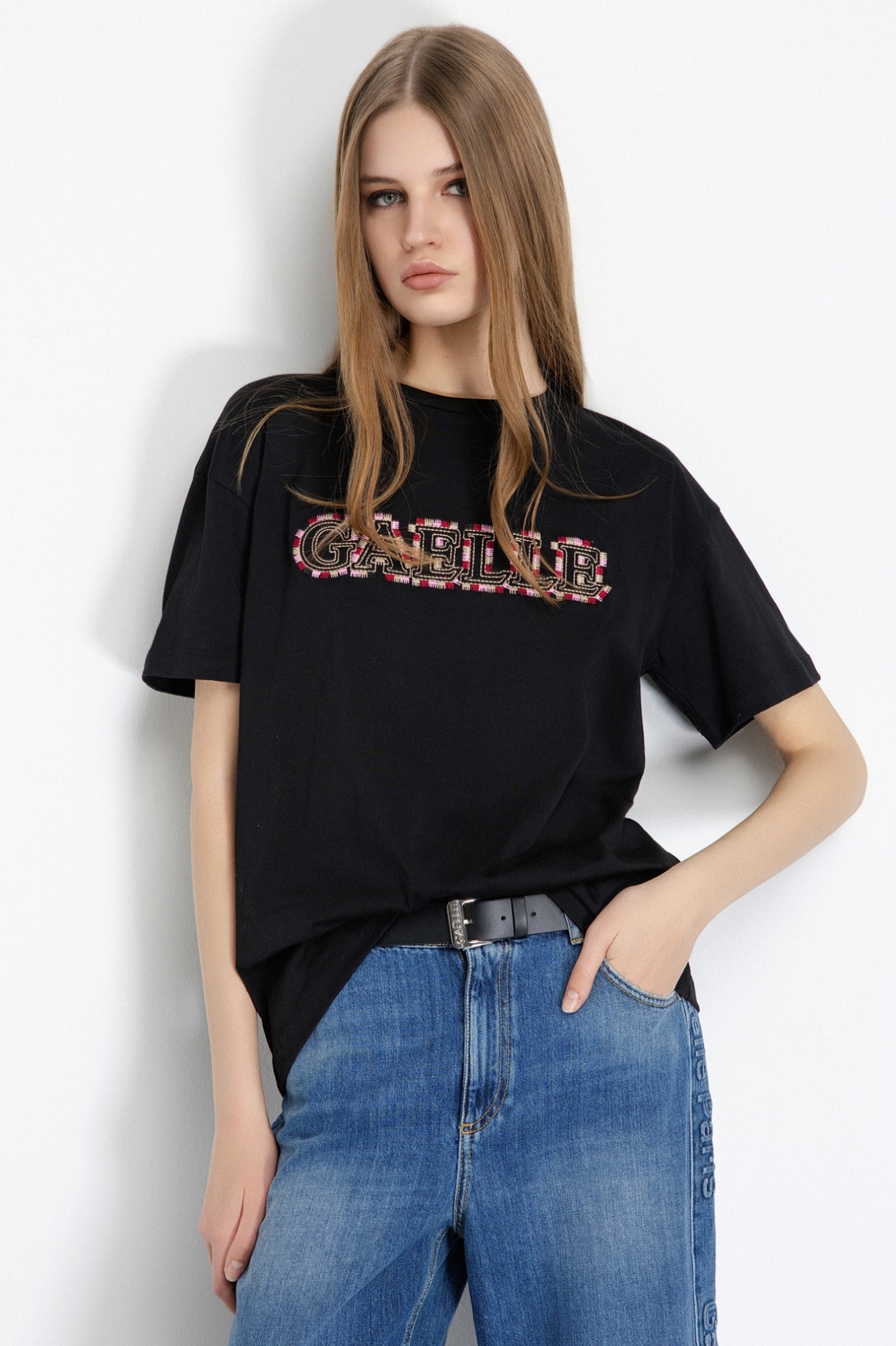 T-Shirt Girocollo Manica Corta Con Ricamo • Nero