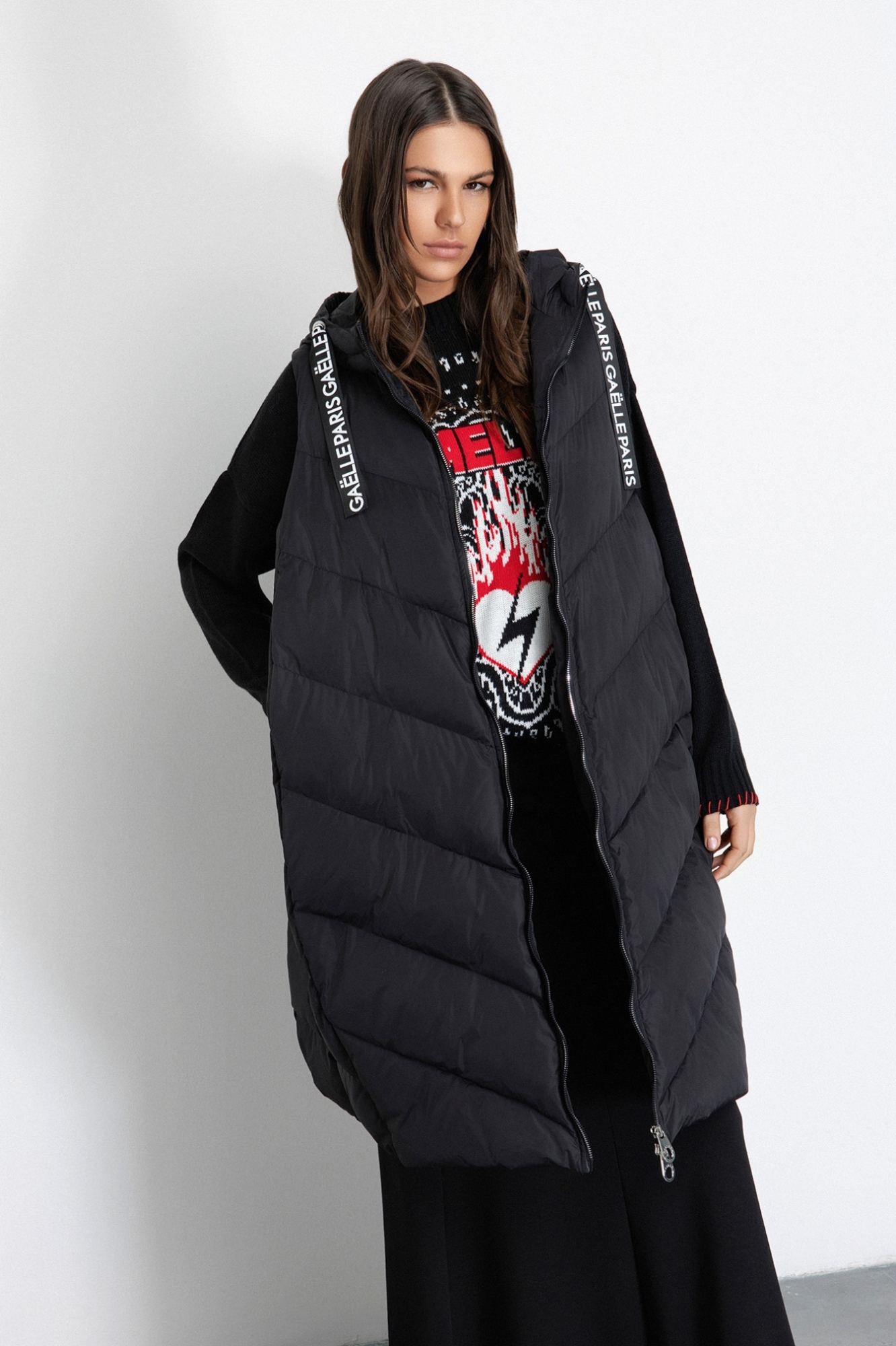 Piumino Lungo Smanicato Con Cappuccio • Nero