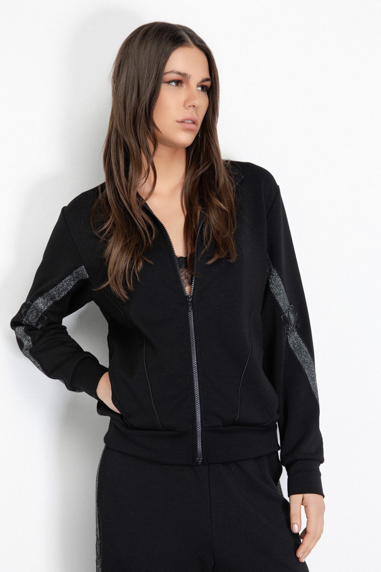 Felpa Zippata Con Tasche A Filetto E Applicazione Bande Lurex • Nero