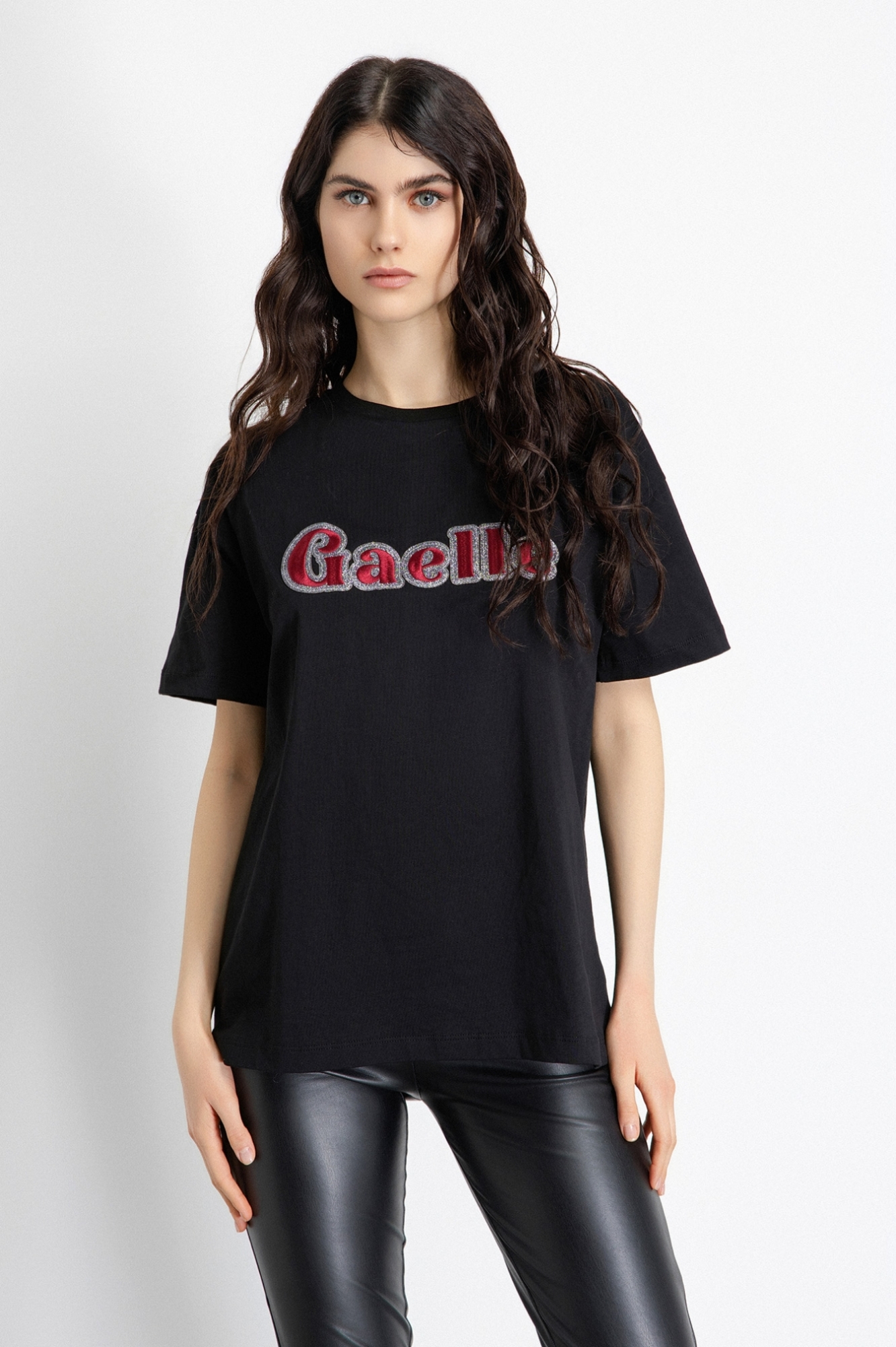 T-Shirt Girocollo Manica Corta Con Ricamo • Nero