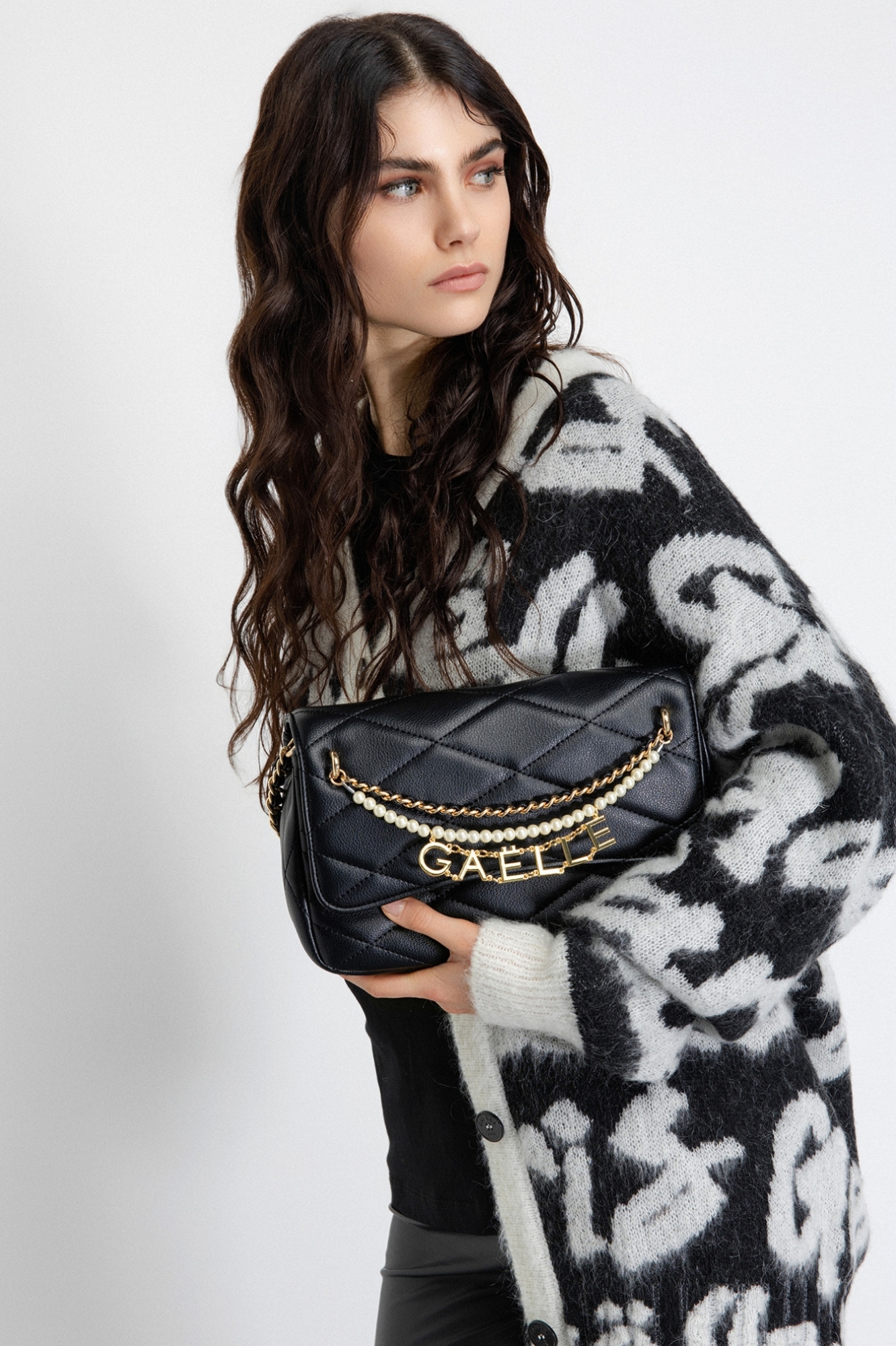 Regular Shoulder Strap Matelassè Con Perle E Charms Gaelle • Nero