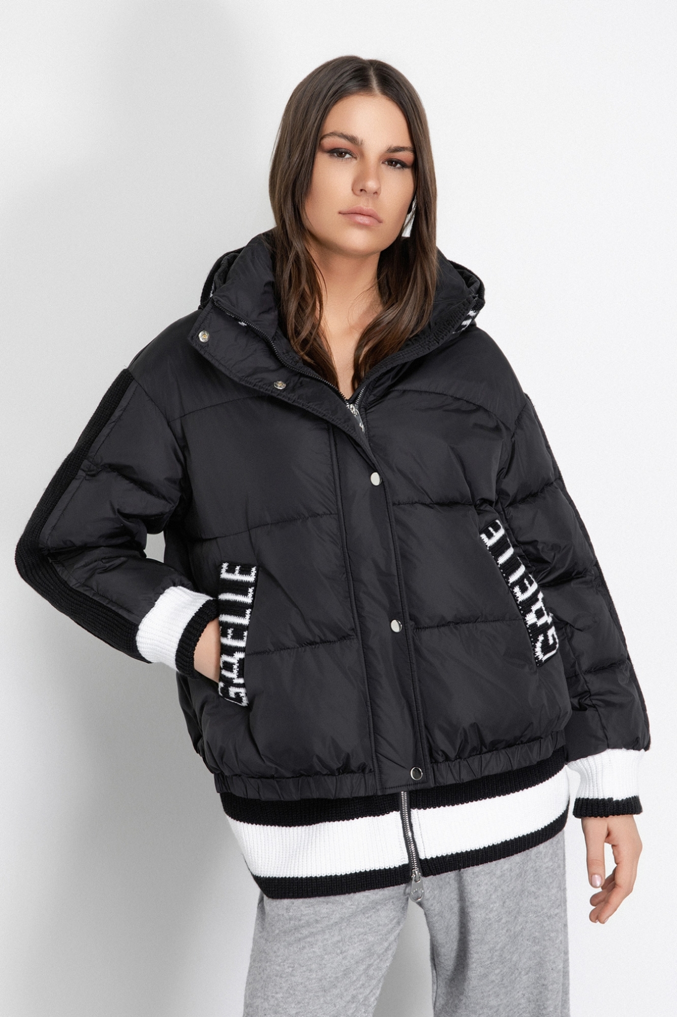 Piumino Manica Lunga Con Cappuccio Con Inserti In Maglieria • Nero