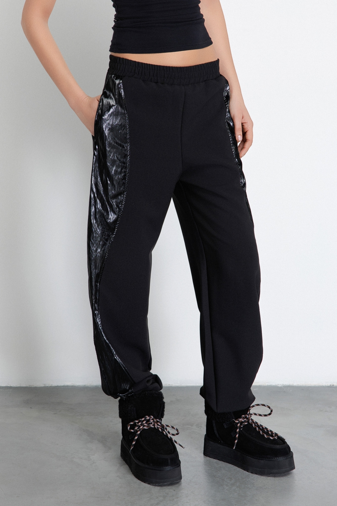 Pantalone Con Polsino In Crepe E Inserti In Tela Spalmata • Nero