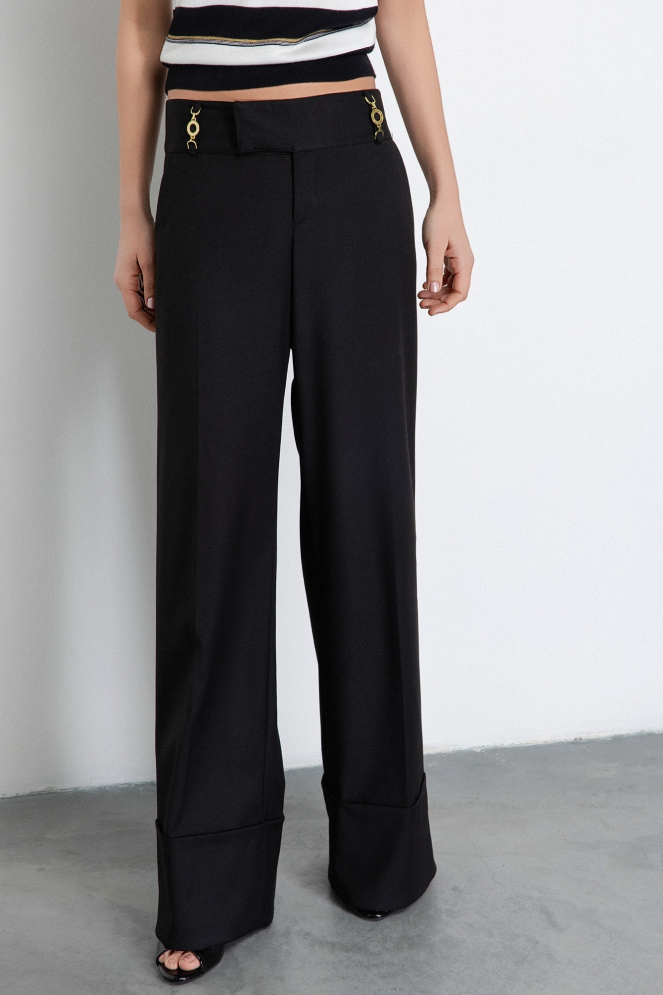 Pantalone Dritto Con Risvolto Su Fondo E Accessorio Morsetto Su Passante • Nero