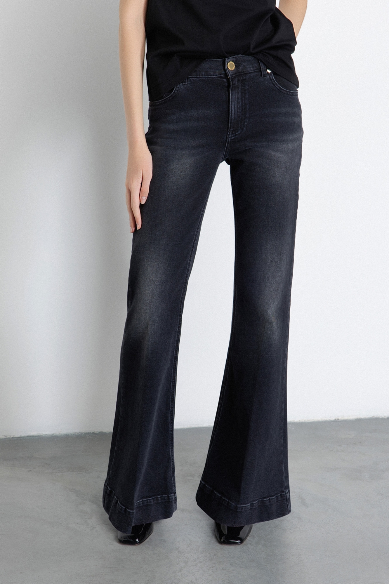 Pantalone Flare Con Applicazione Morsetti Sui Fianchi • Nero