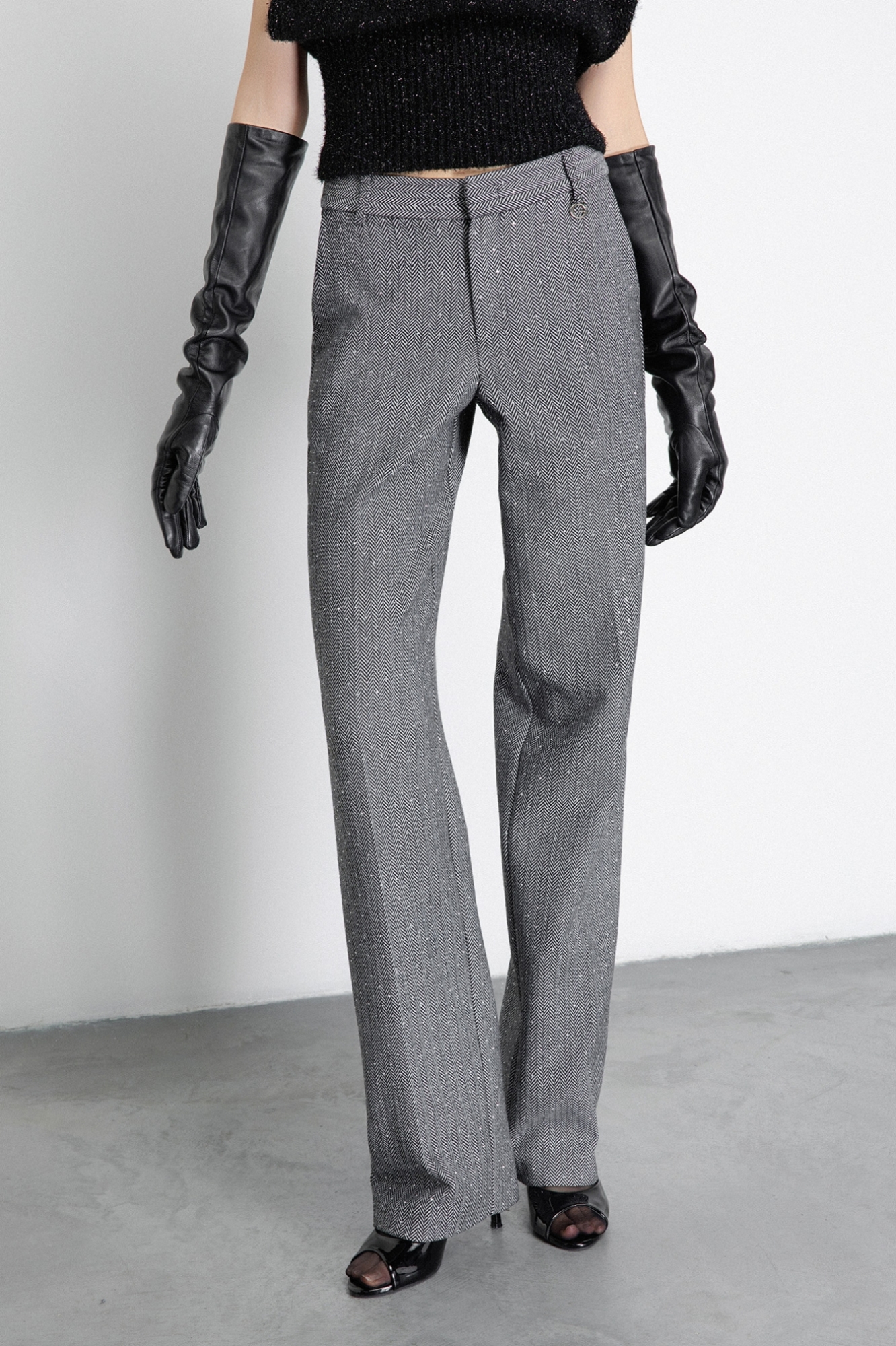 Pantalone Ampio Con Pieghe E Spacco Su Fondo In Spigato Strass • Bianco-Nero