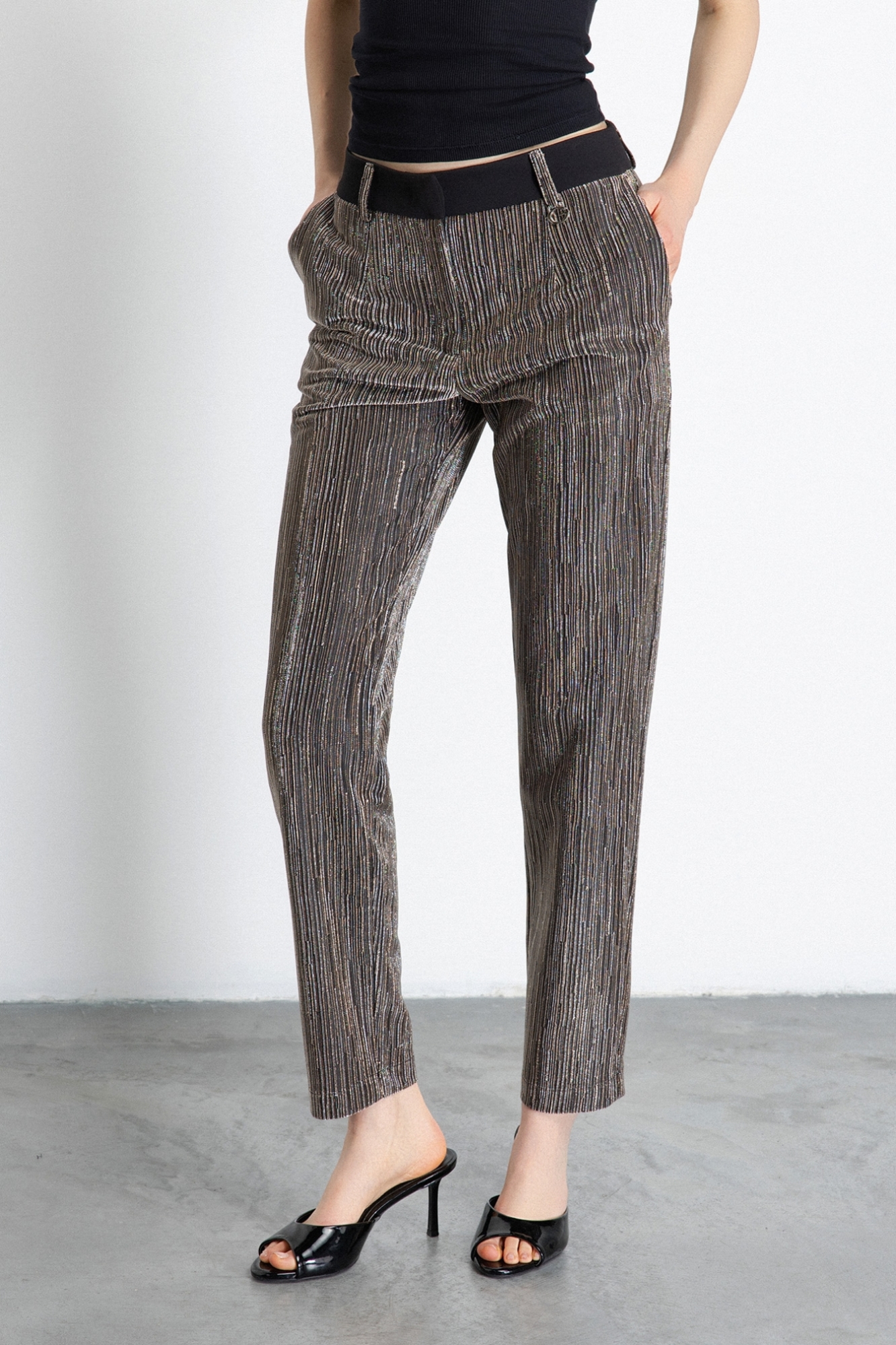 Pantalone A Sigaretta In Tecnolurex Con Cinturino In Cady • Nero-Argento