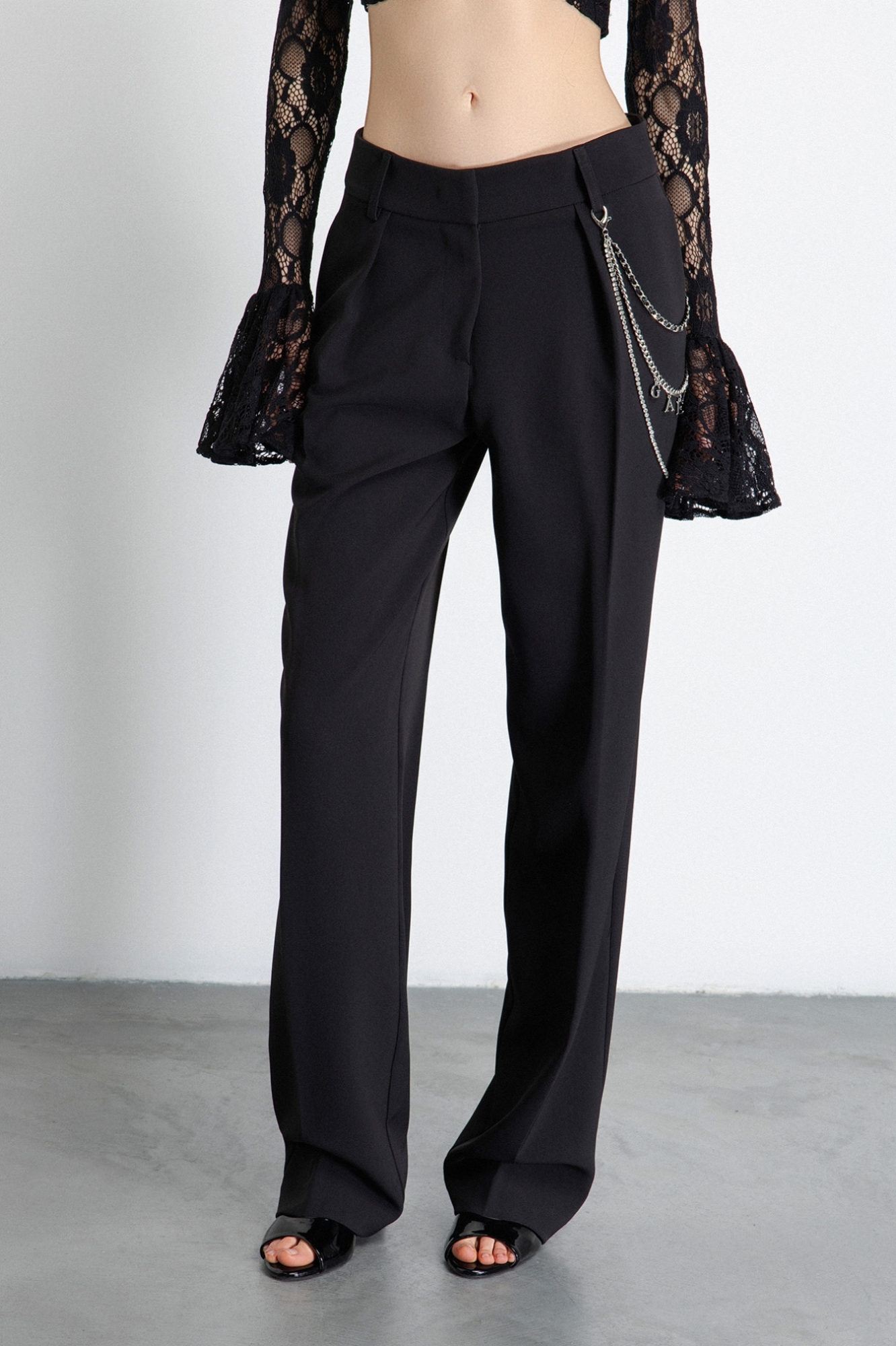 Pantalone Dritto Con Pieghe In Cady E Accessorio Catene • Nero