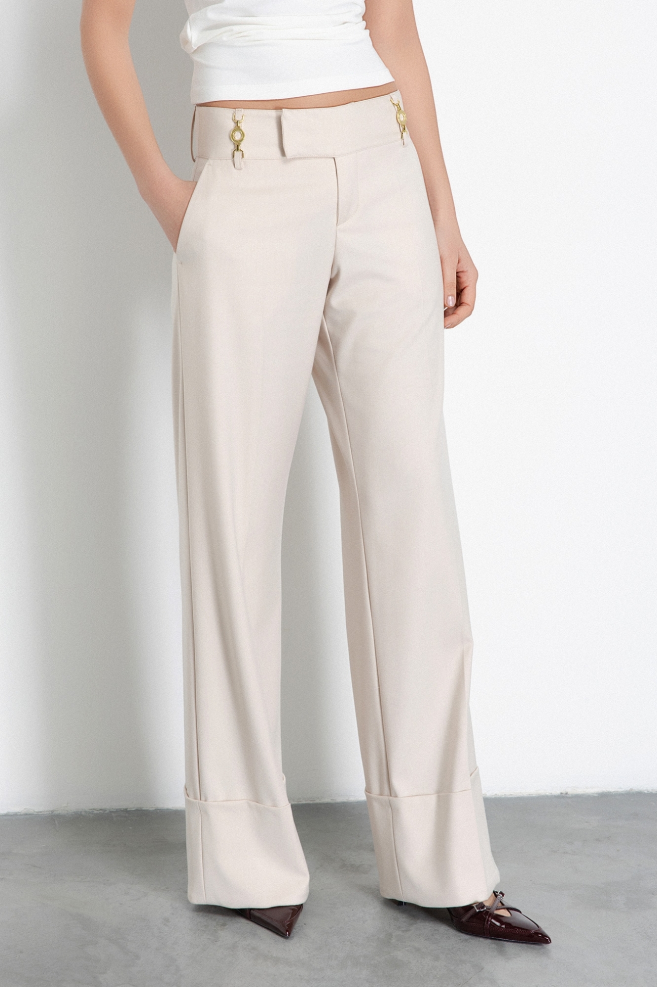 Pantalone Dritto Con Risvolto Su Fondo E Accessorio Morsetto Su Passante • Panna