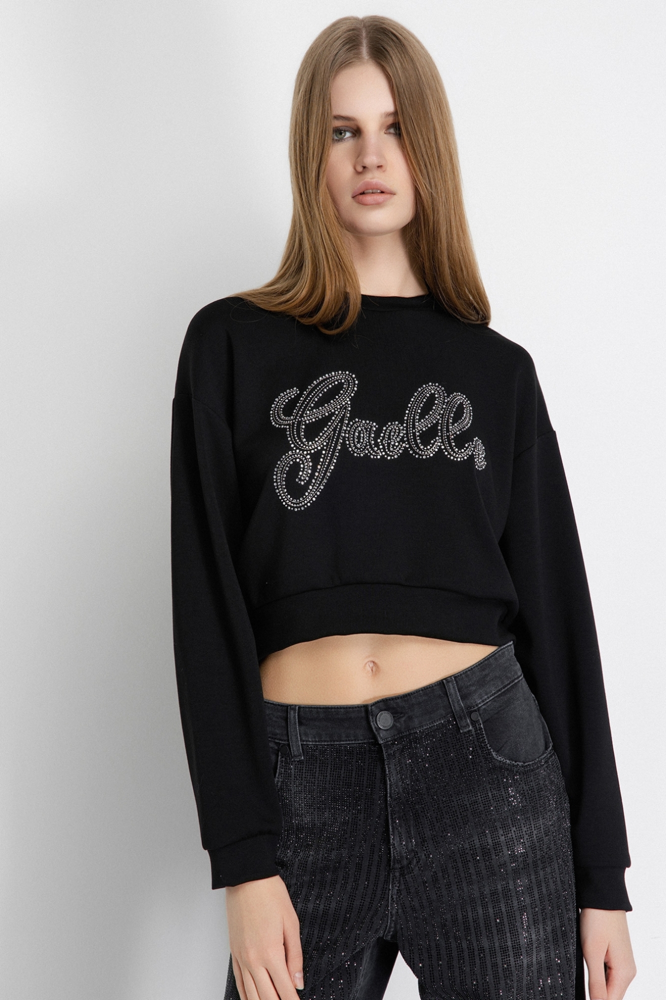 Modello Felpa Paricollo Manica Lunga Con Ricamo E Appl. Strass E Borchie • Nero