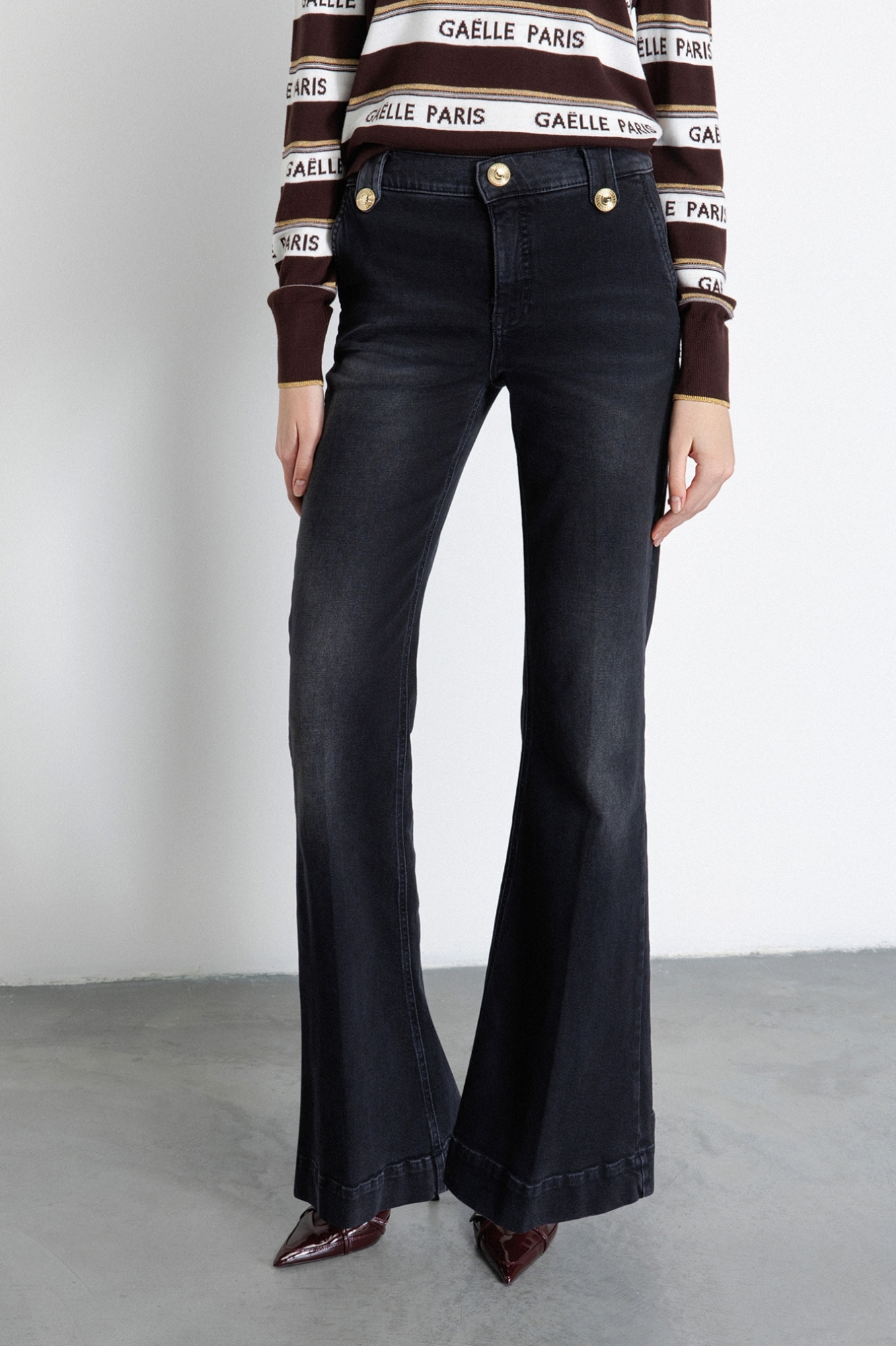 Pantalone Flare Con Applicazione Morsetti Sui Fianchi • Nero