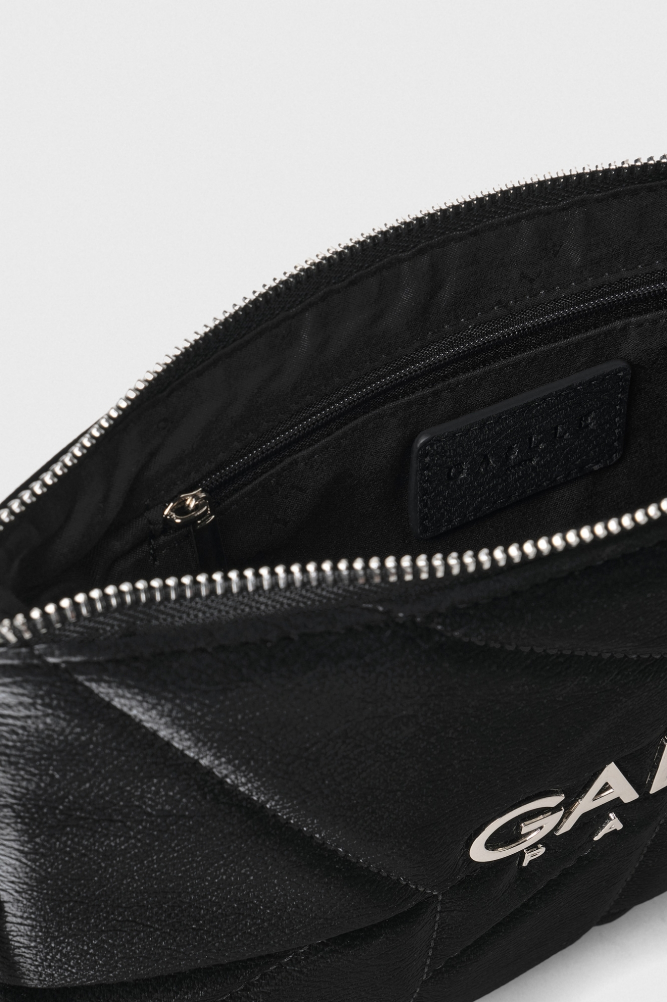 Regular Pochette Metal Logo • Nero