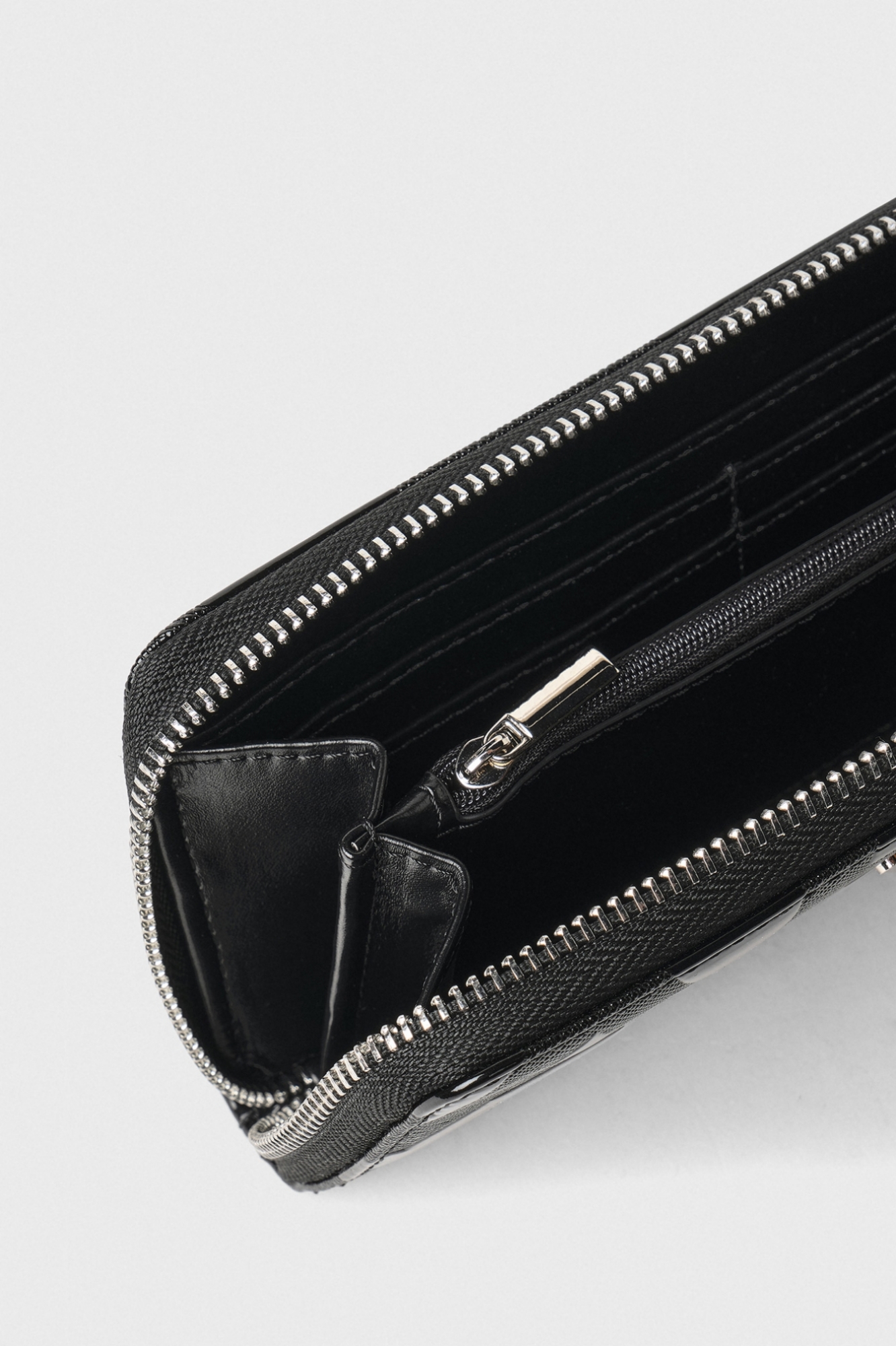 Zip Around Lettering In Vernice • Nero