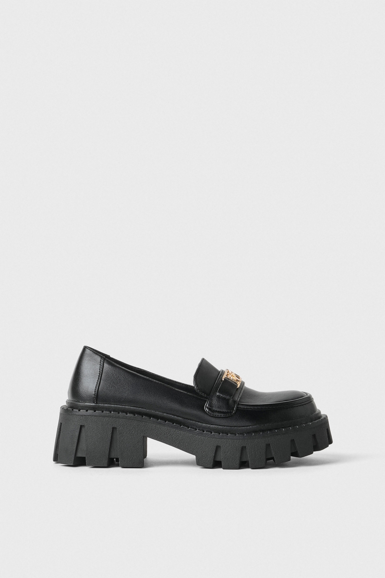 Loafer Con Suola Carro Armato E Metal Placket Su Tomaia • Nero