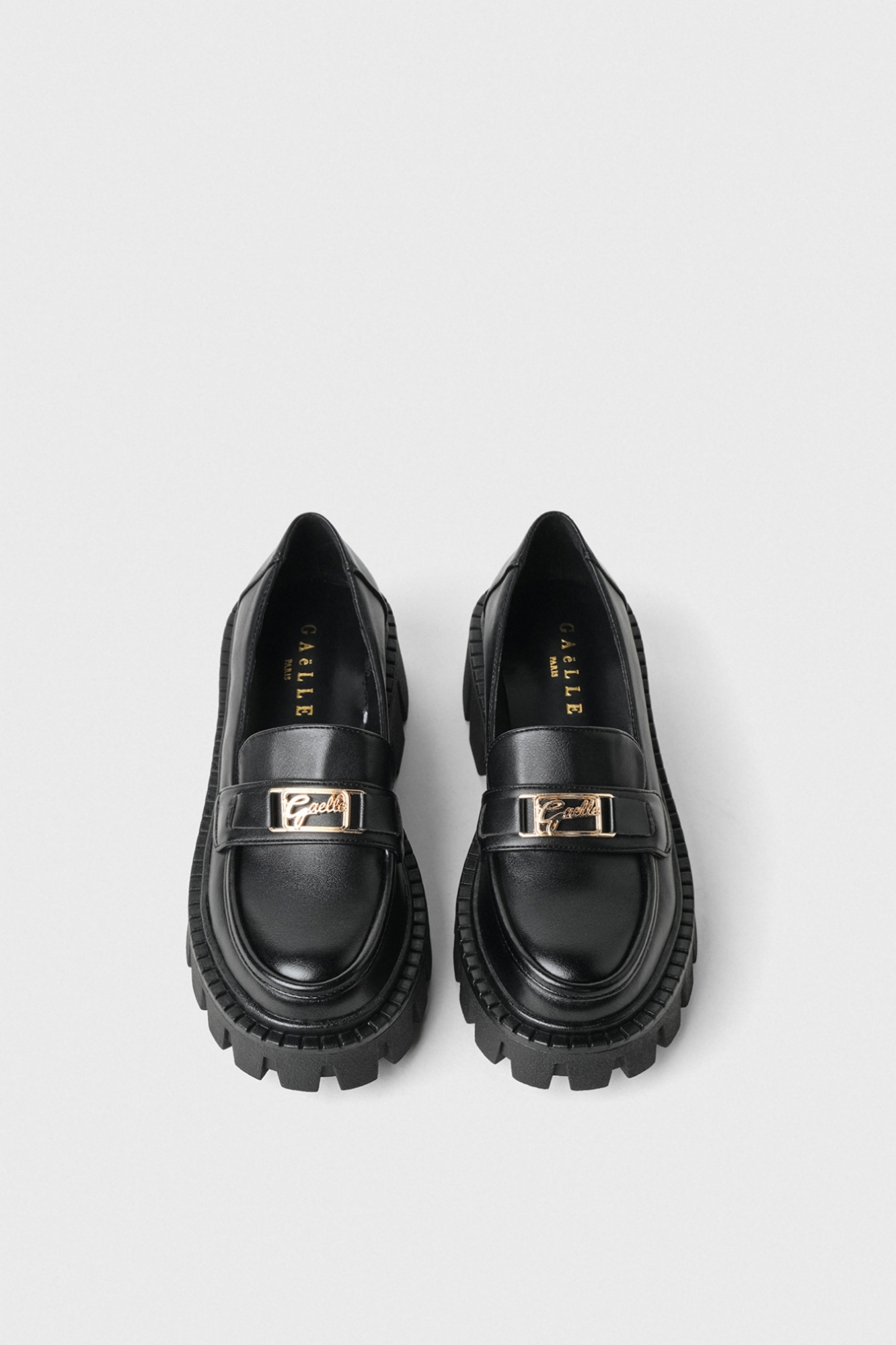 Loafer Con Suola Carro Armato E Metal Placket Su Tomaia • Nero