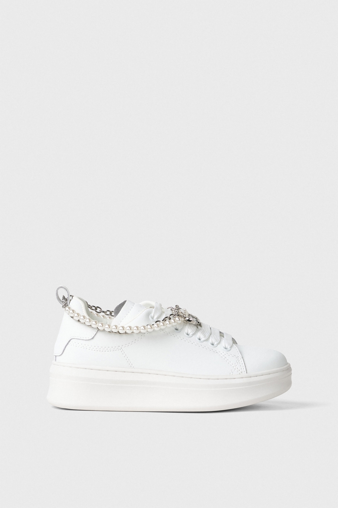 Immagine di Sneakers Addict In Action Leather Con Catena Al Polso Perle E Logo In Metallo • Bianco