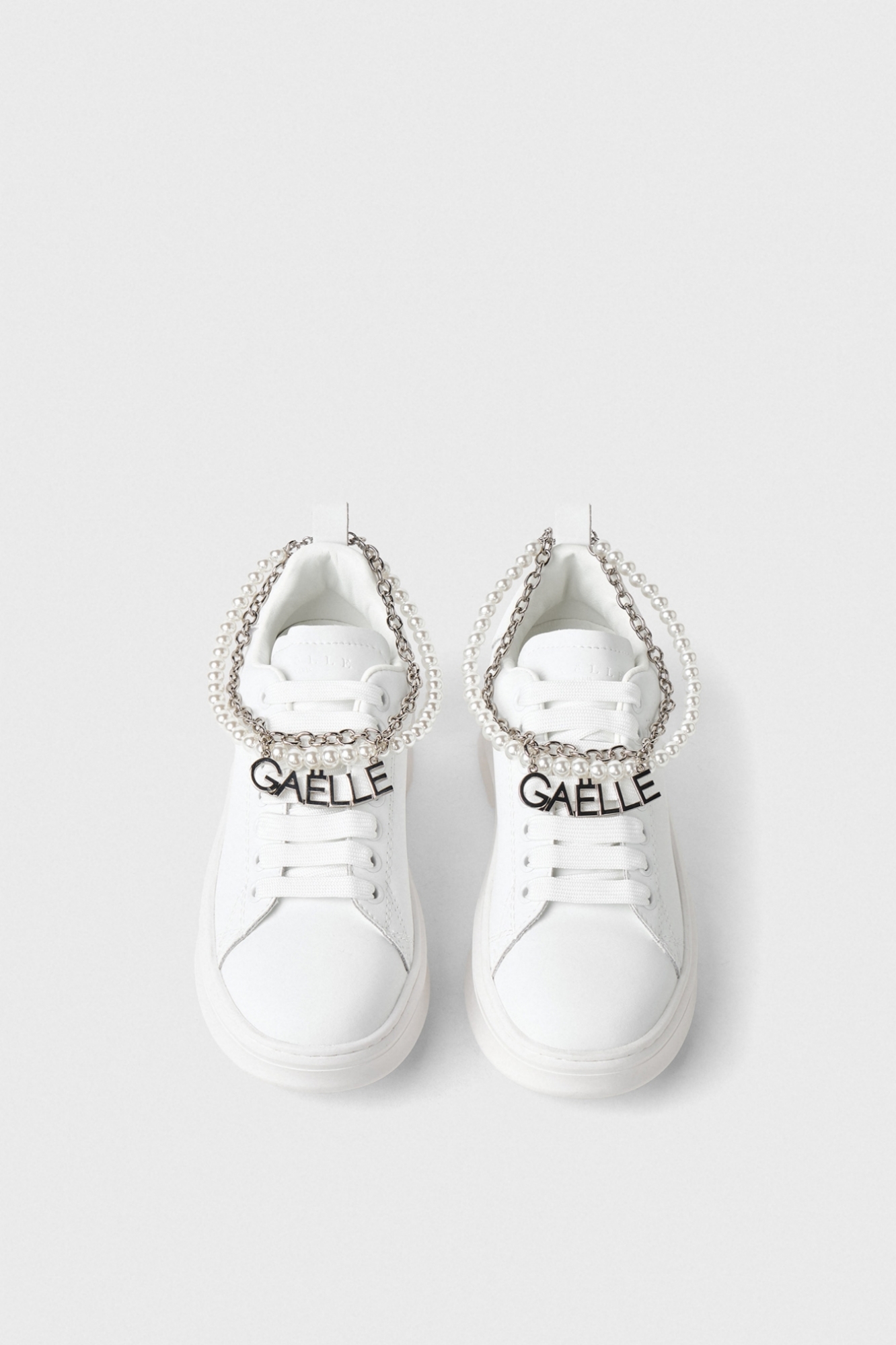 Immagine di Sneakers Addict In Action Leather Con Catena Al Polso Perle E Logo In Metallo • Bianco