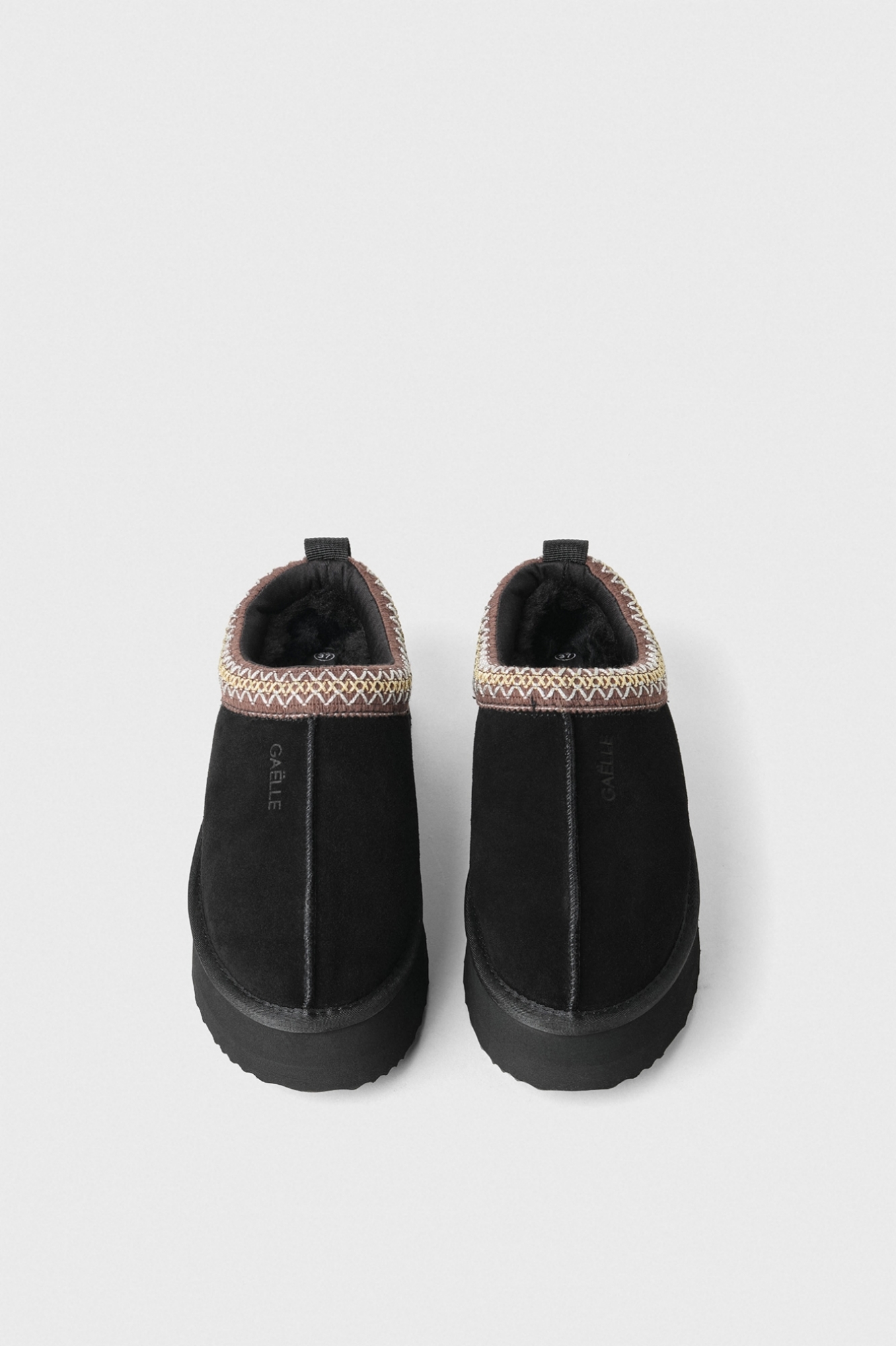 Eskimo Boots Sabot In Suede Con Banda In Macrame E Logo Gaelle Impresso Su Tomaia • Nero