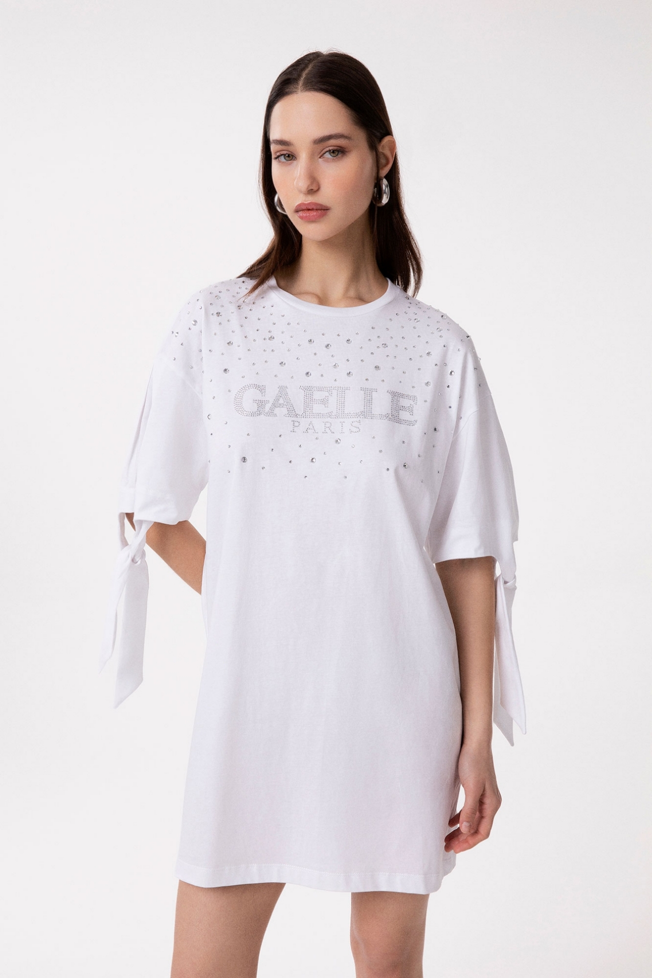 Abito Corto Paricollo Con Dettaglio Nodo Alla Manica • Bianco
