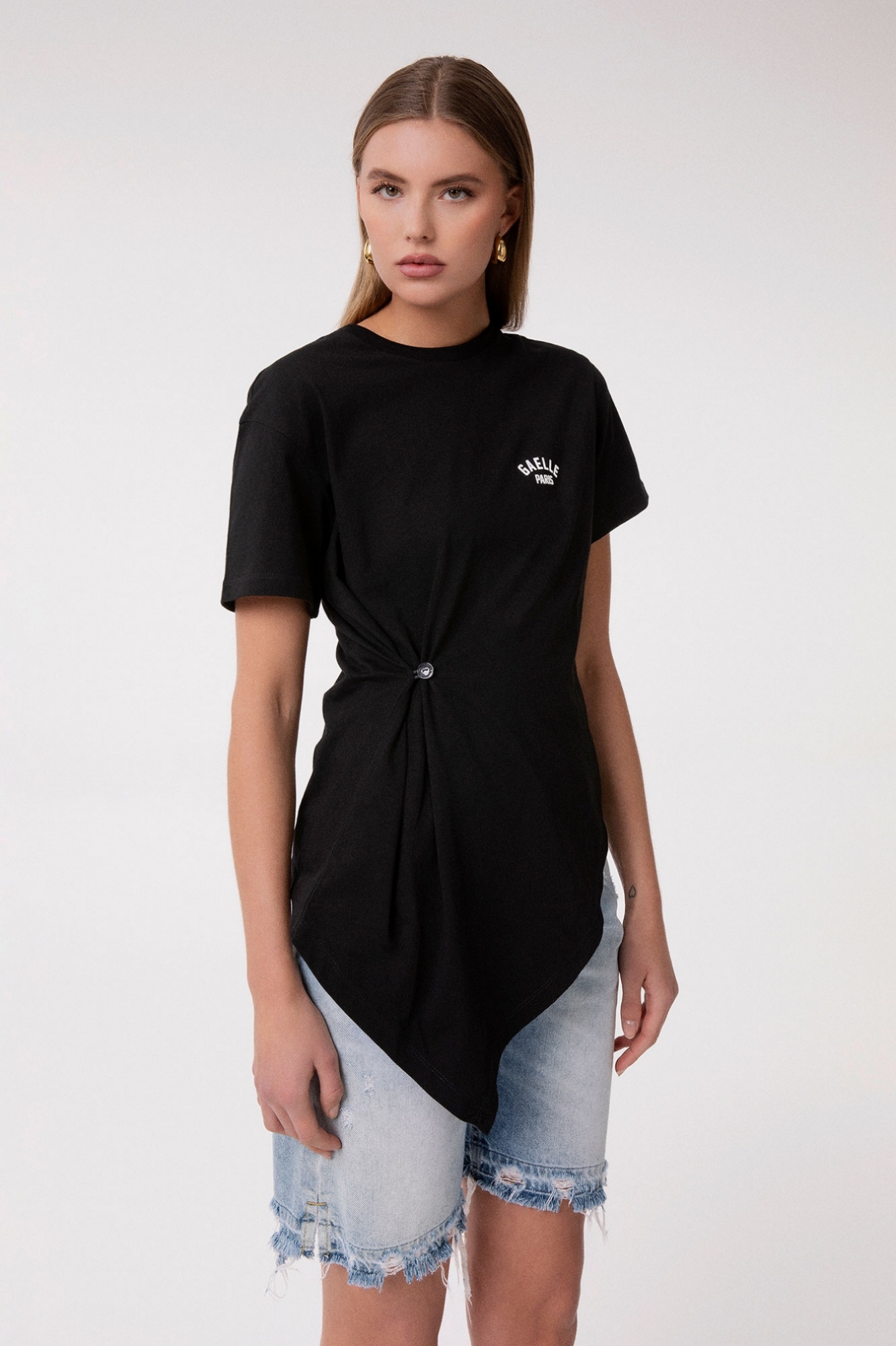 T-Shirt Paricollo Mezza Manica Con Dettaglio Sul Davanti • Nero