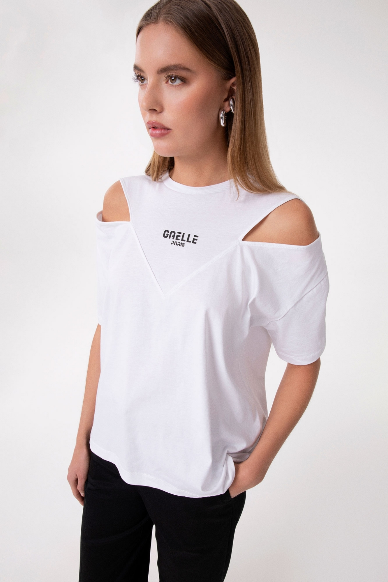 T-Shirt Paricollo Mezza Manica Con Dettaglio Tagli Su Spalle Applicazione Logo • Bianco