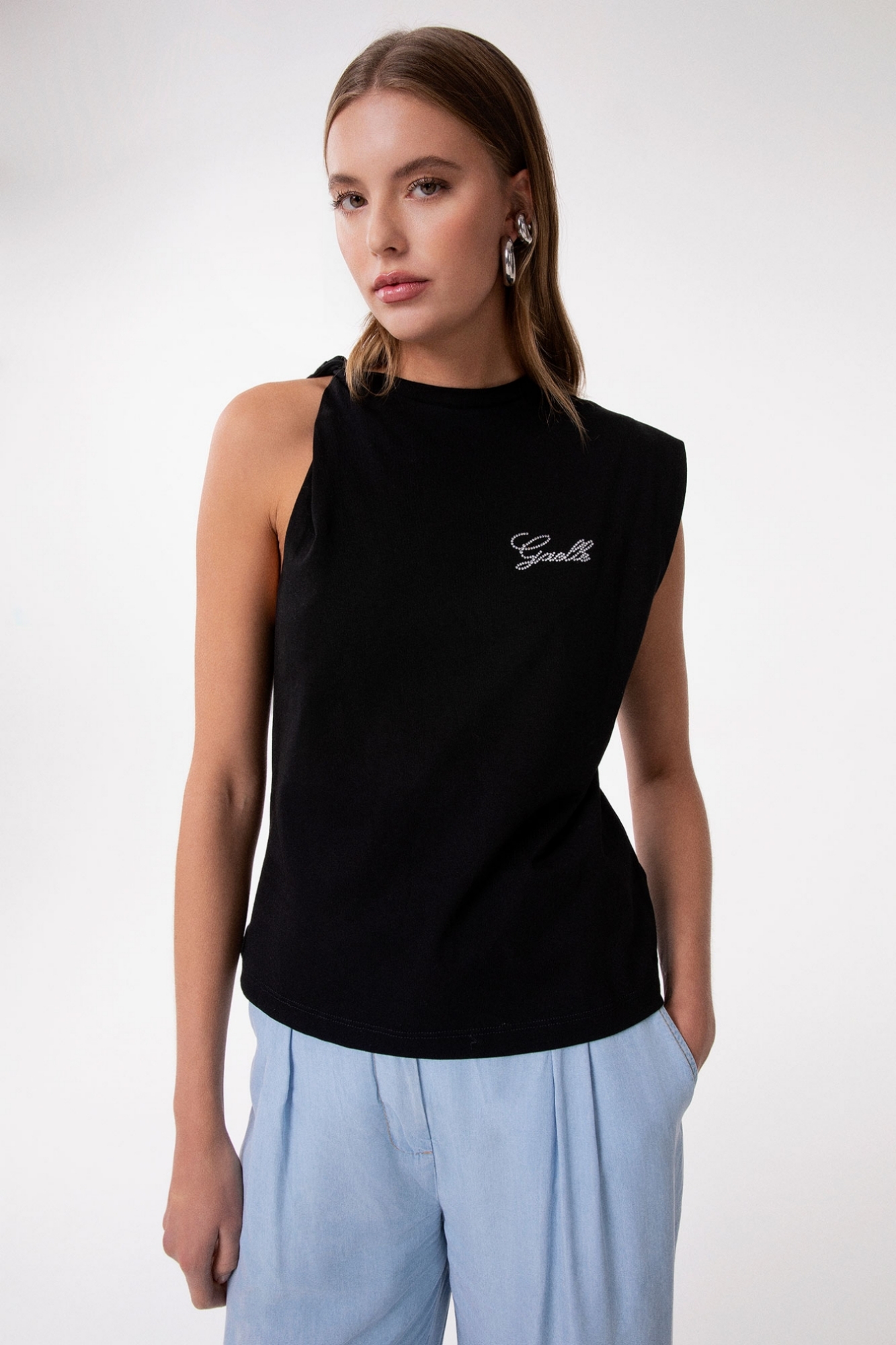 T-Shirt Smanicata Con Dettaglio Sul Davanti E Logo Strass Lato Cuore • Nero