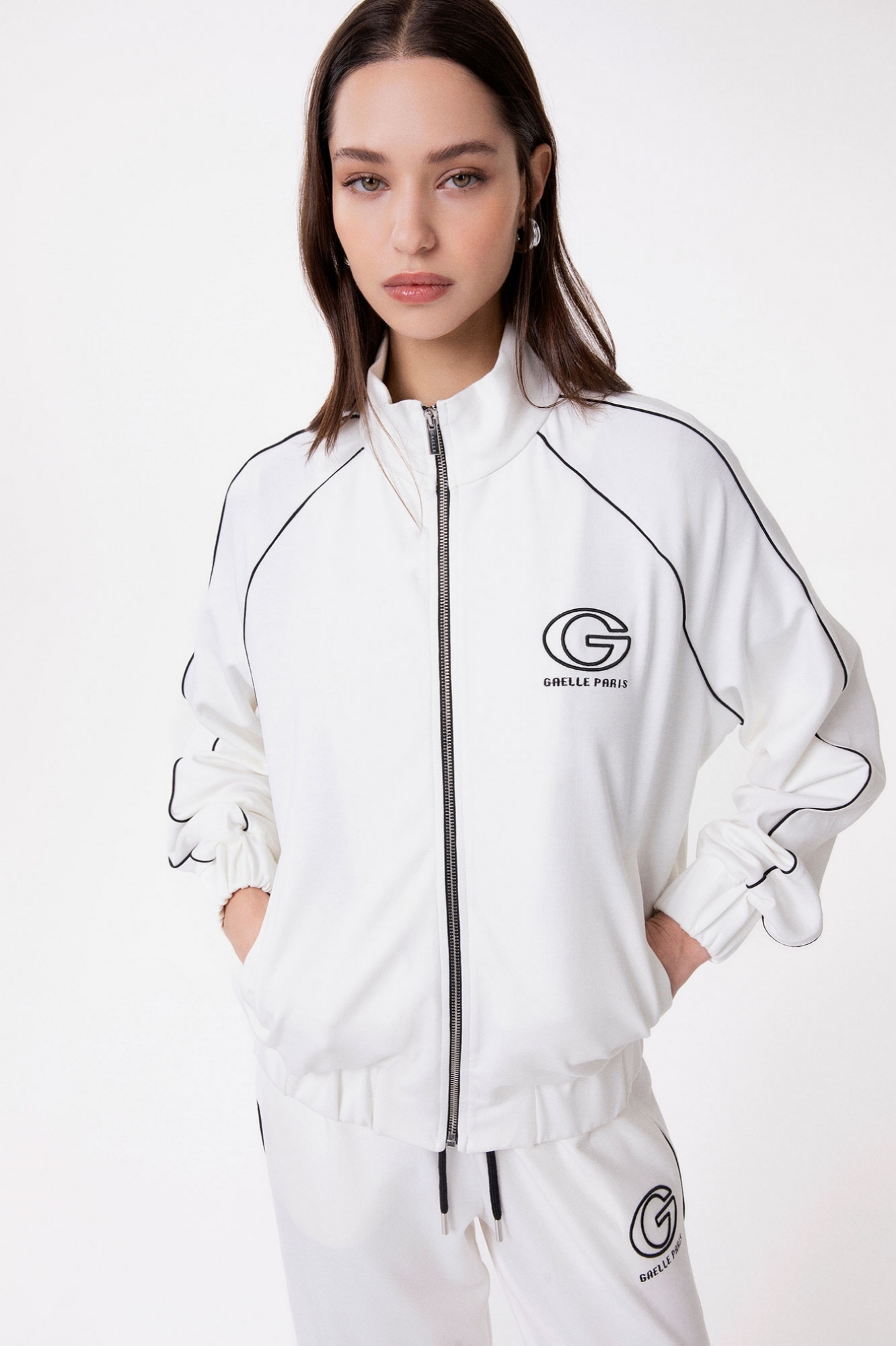 Felpa All Zip In Interlock Con Taglio Raglan E Aggiunta Di Piping Nero Ricamo Lato Cuore • Bianco