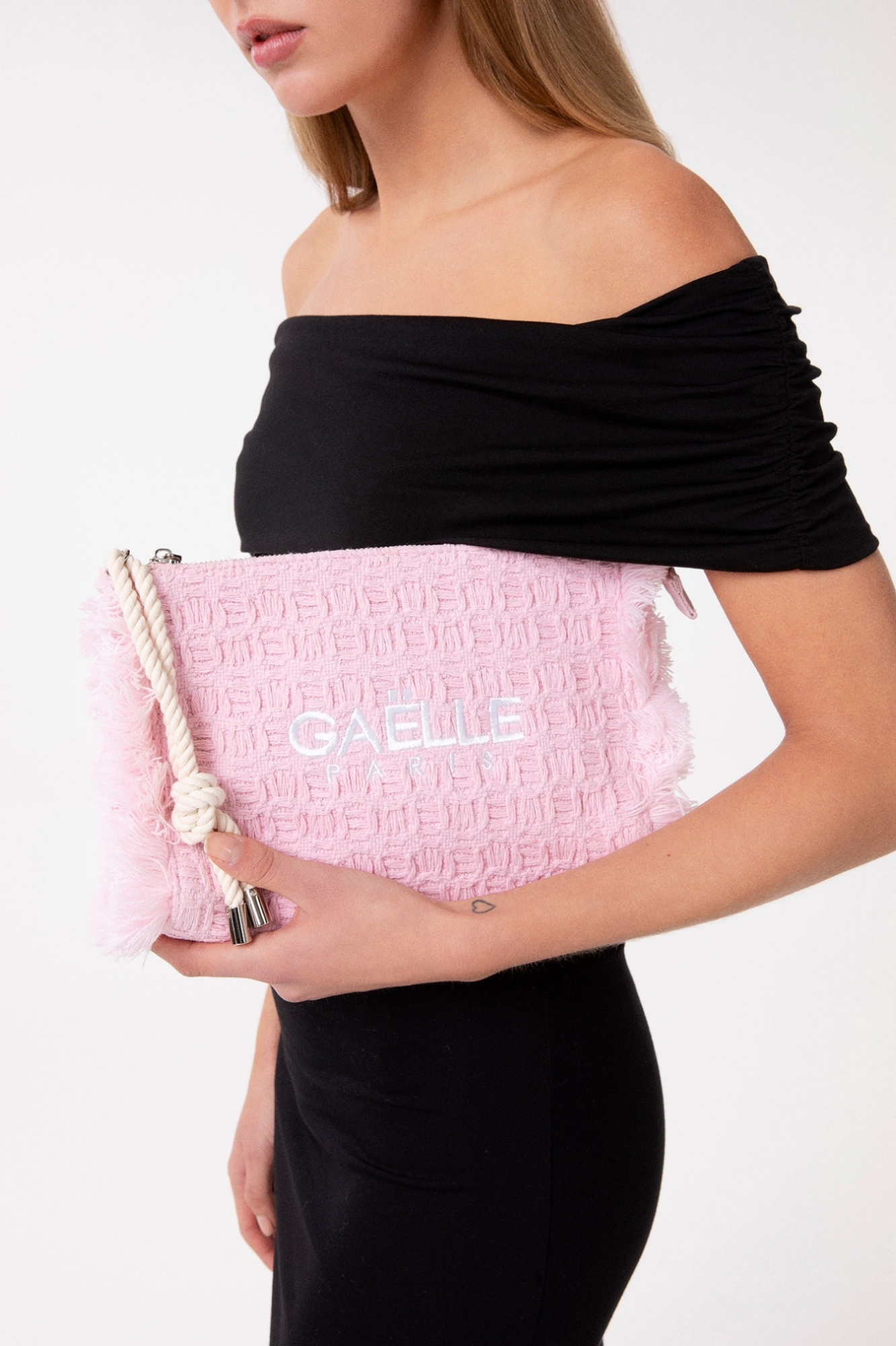 Regular Pochette Ricamo Logo • Rosa