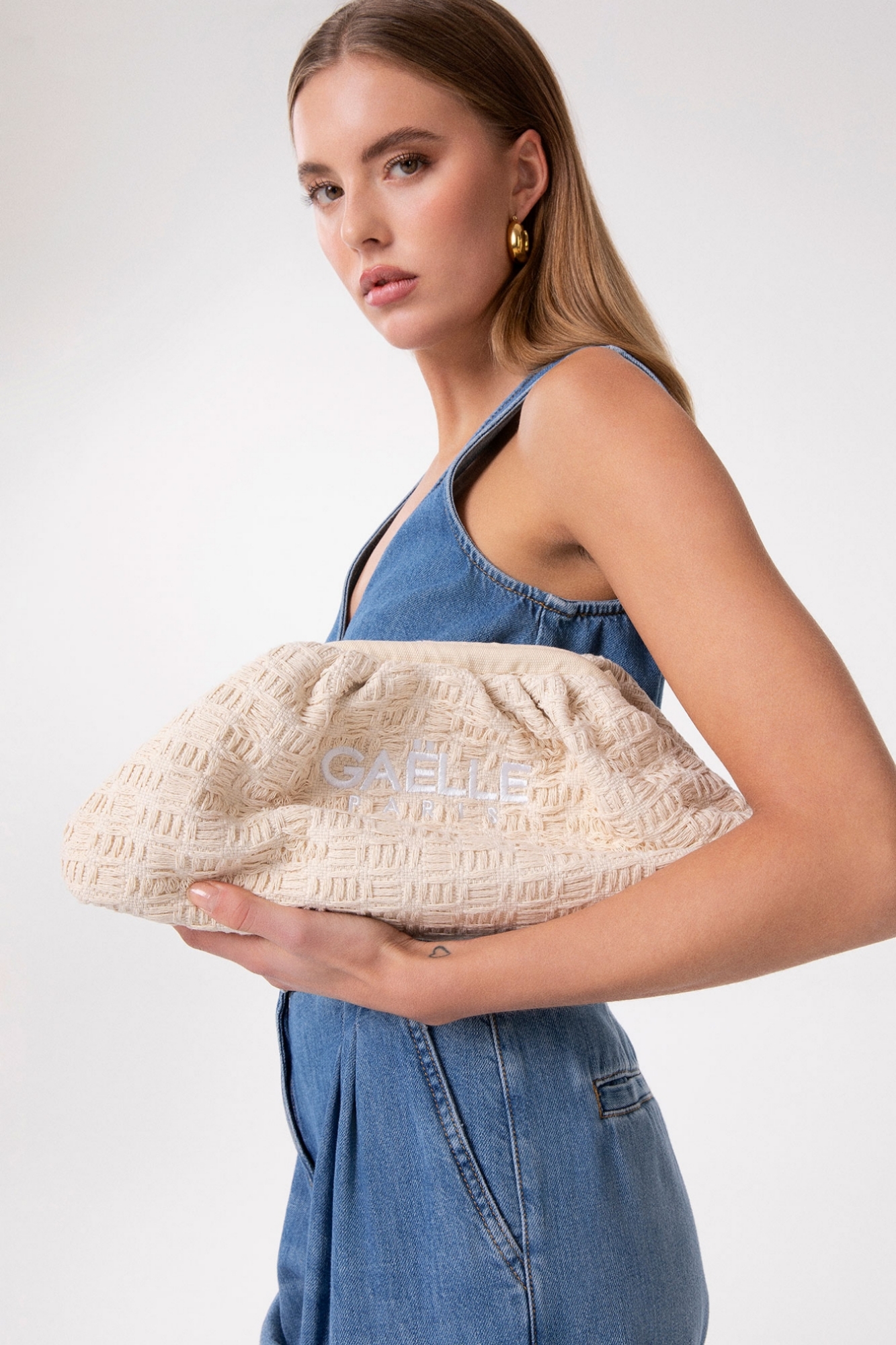 Maxi Pochette Ricamo Logo • Beige