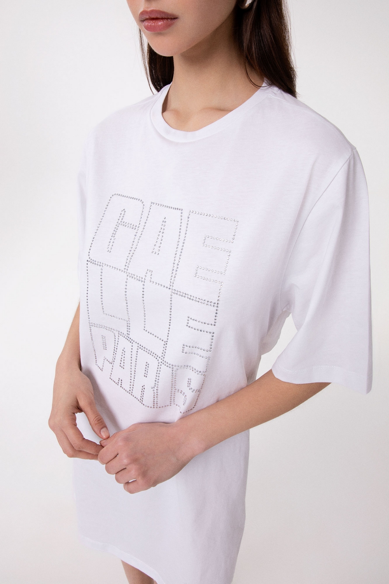 Abito Corto Paricollo Mezza Manica Con Appl. Strass E Dettaglio Apertura Sul Retro • Bianco