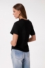 T-Shirt Paricollo Mezza Manica Con Dettaglio Sul Davanti • Nero