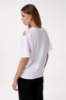 T-Shirt Paricollo Mezza Manica Con Dettaglio Tagli Su Spalle Applicazione Logo • Bianco
